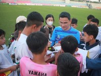 V-League 2022: Cổ động viên Hà Tĩnh vây quanh xin chữ ký HLV Kiatisuk