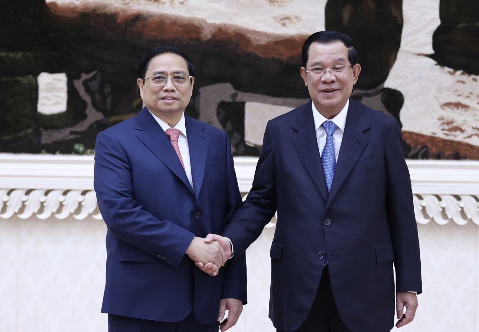 Thủ tướng Vương quốc Campuchia Samdech Techo Hun Sen và Thủ tướng Phạm Minh Chính tại lễ đón. (Nguồn: TTXVN)