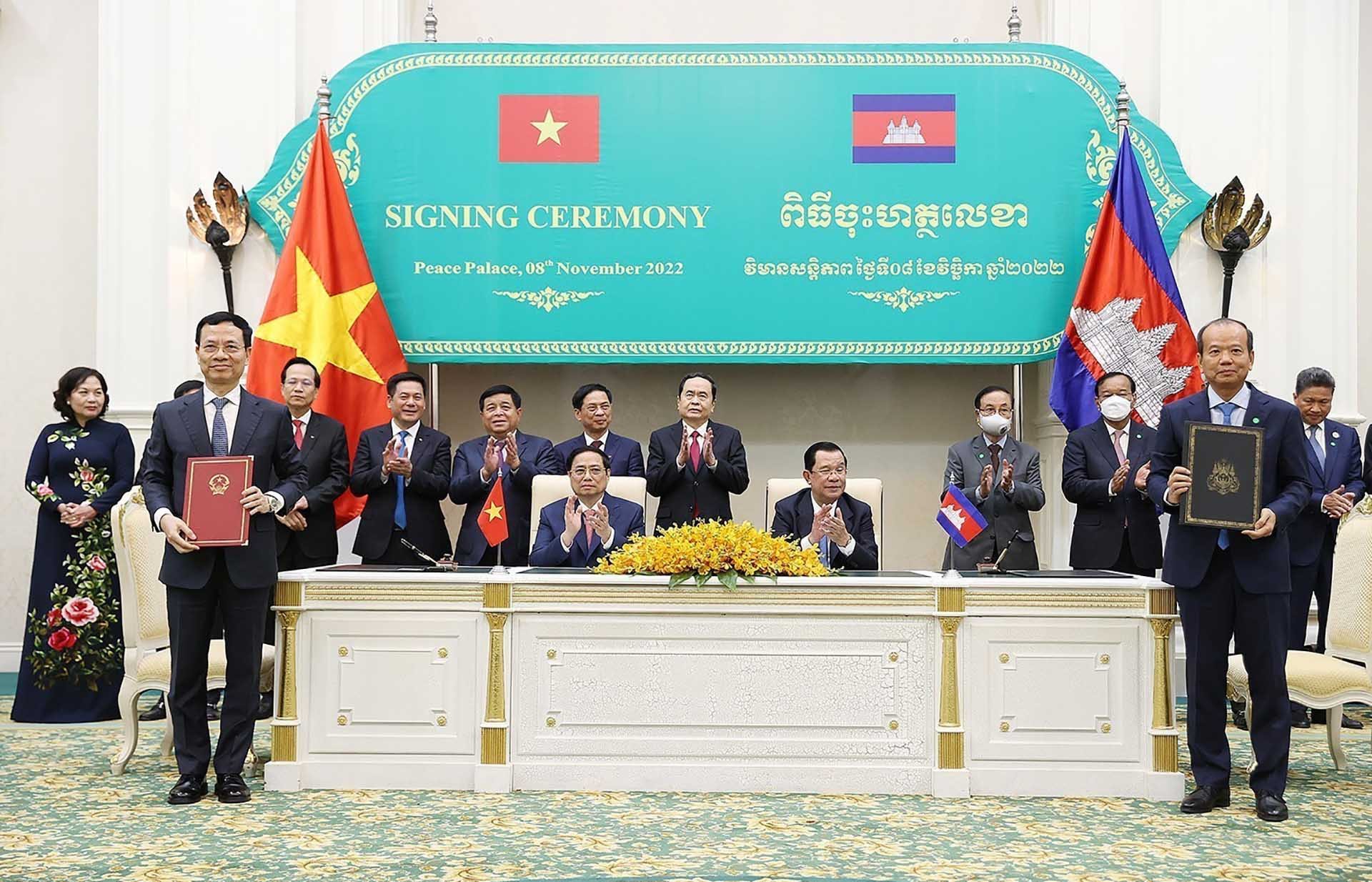 Thủ tướng Phạm Minh Chính và Thủ tướng Campuchia Samdech Techo Hun Sen chứng kiến lễ ký Bản ghi nhớ giữa Bộ Thông tin và Truyền thông Việt Nam với Bộ Bưu chính Viễn thông Campuchia về hợp tác trong lĩnh vực bưu chính, viễn thông, công nghệ thông tin và ch