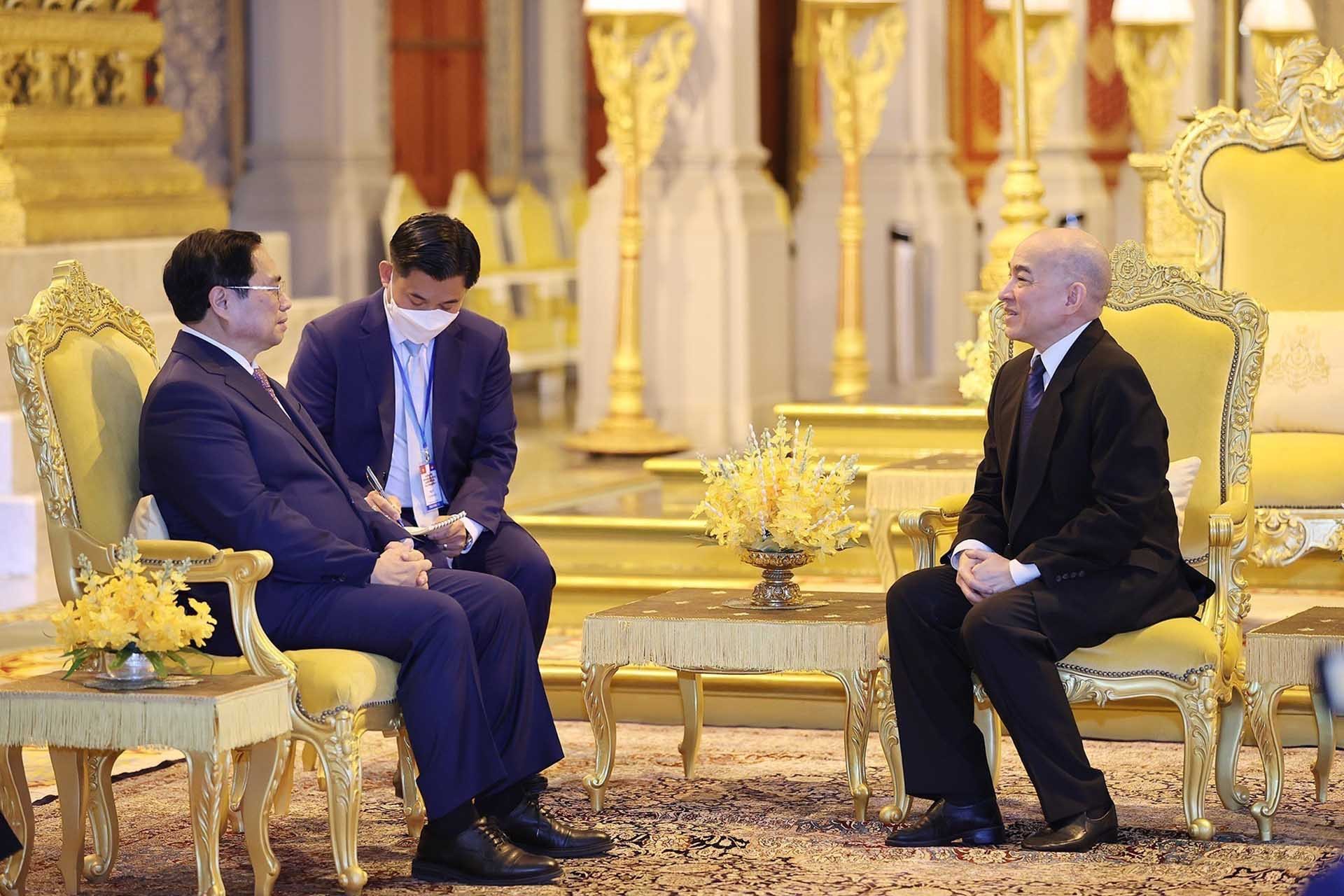 Thủ tướng Phạm Minh Chính chào Quốc vương Campuchia Norodom Sihamoni. (Nguồn: TTXVN)