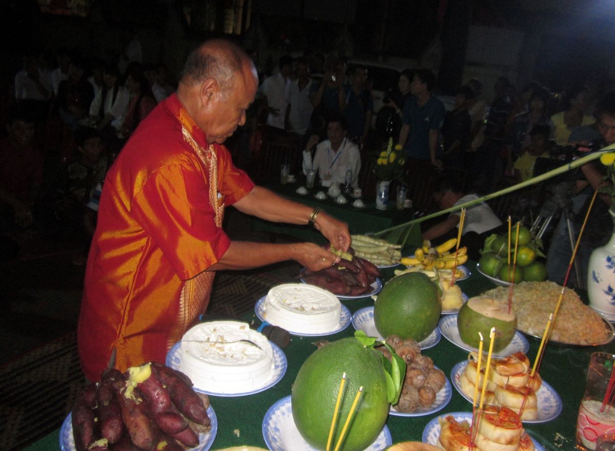 Nghệ nhân ưu tú Dương Châu Ôl thực hiện nghi thức cúng Trăng mừng Lễ hội Óoc Om Bóc, tại Nhà trưng bày văn hóa Khmer Nam bộ tỉnh Sóc Trăng. (Ảnh: Phương Nghi)