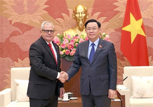 NA Chairman receives senior Cuban legislator in Hanoi