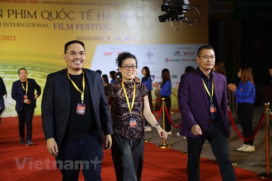 Dàn sao Việt nhộn nhịp trên thảm đỏ lễ khai mạc Liên hoan phim quốc tế Hà Nội