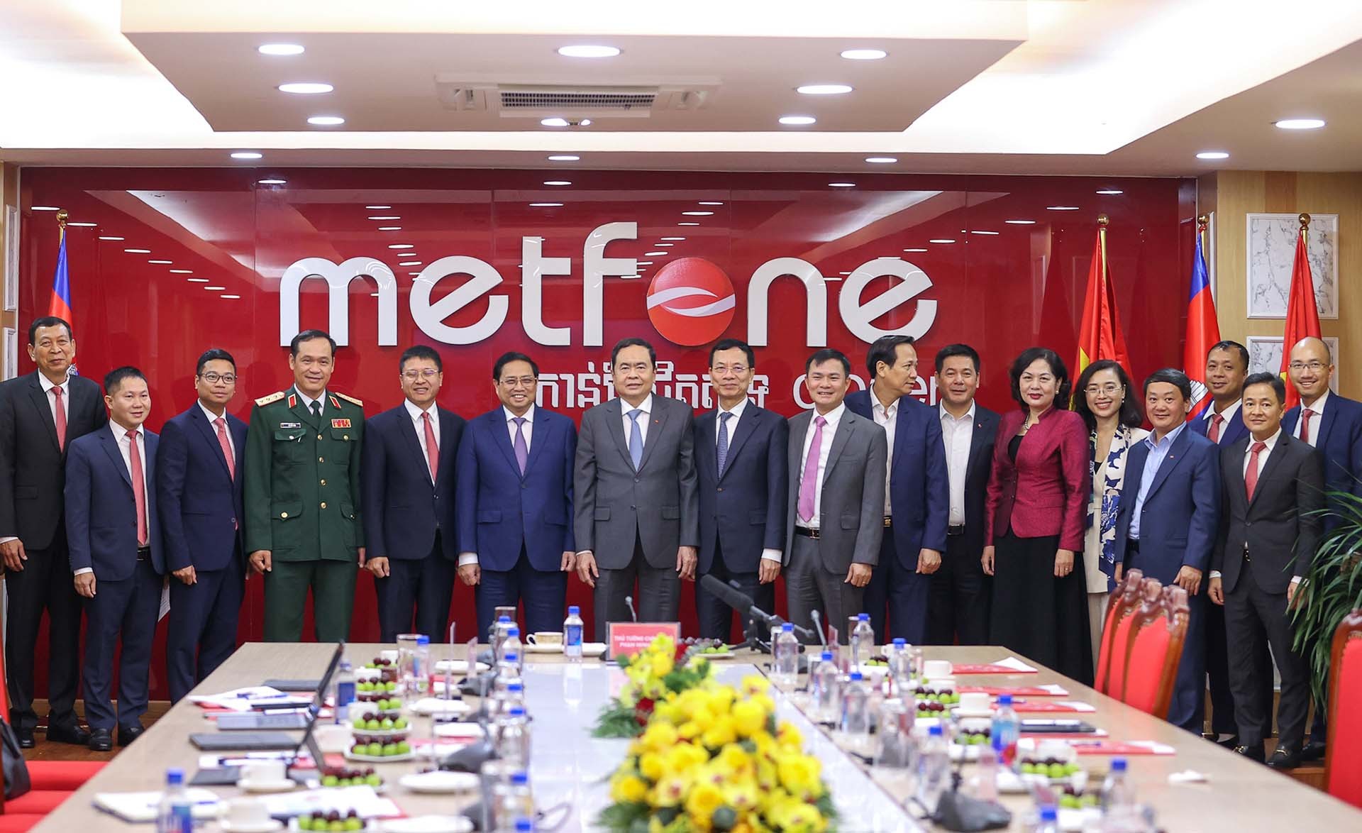 Thủ tướng Phạm Minh Chính với lãnh đạo Công ty viễn thông Metfone. (Nguồn: VGP)