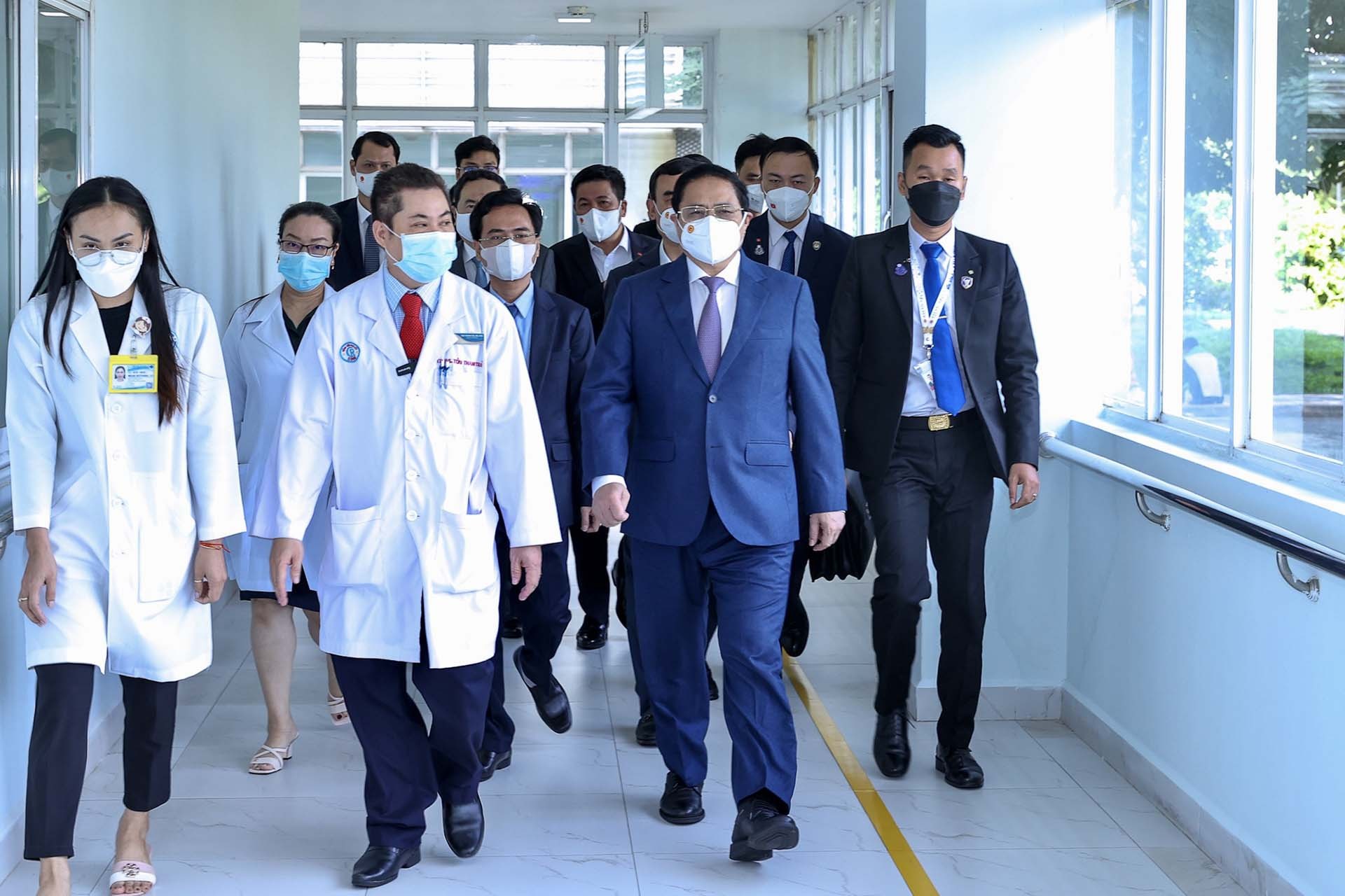 Thủ tướng Phạm Minh Chính thăm, làm việc, động viên đội ngũ cán bộ, bác sĩ, nhân viên y tế tại Bệnh viện Chợ Rẫy-Phnom Penh. (Nguồn: VGP)