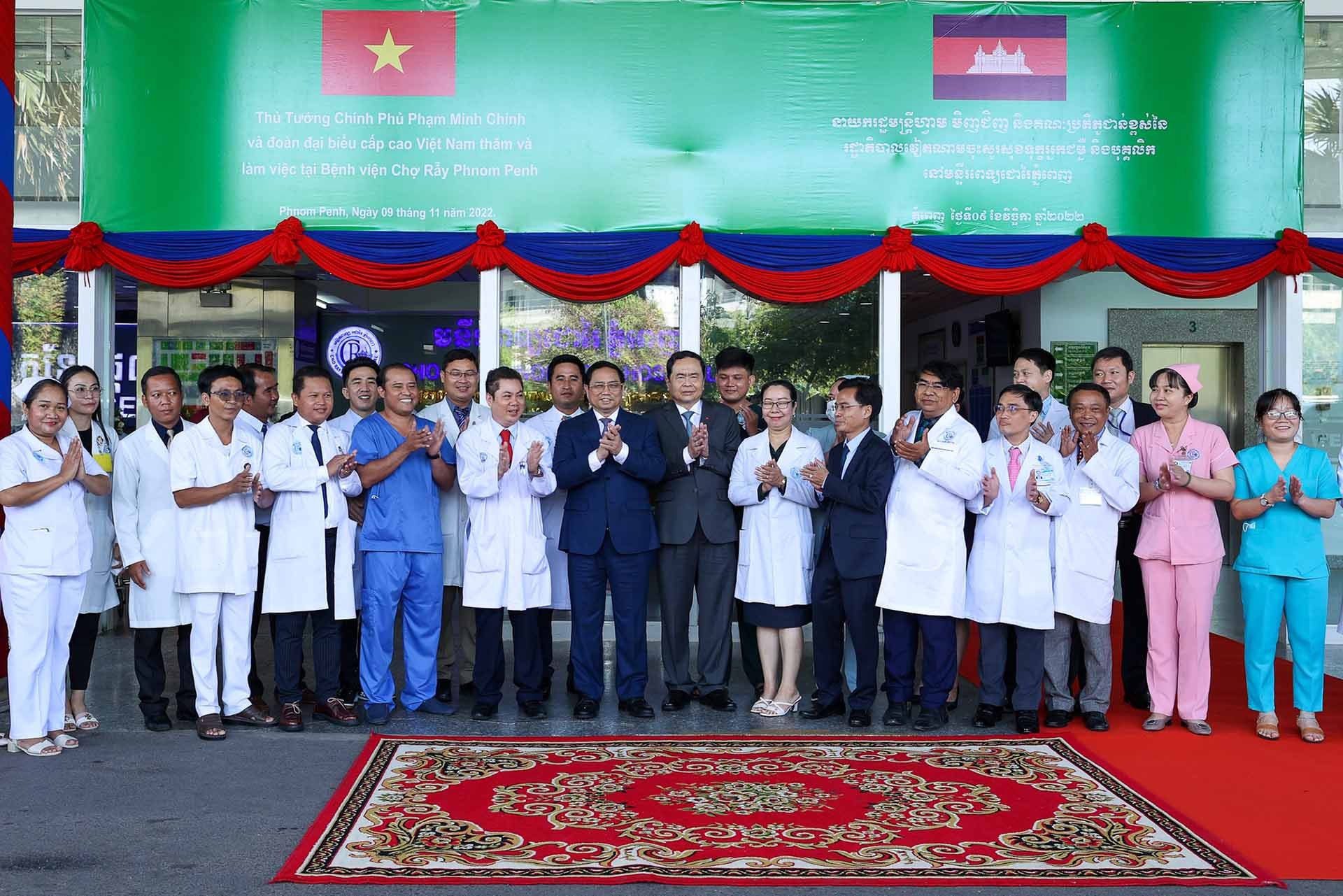 Thủ tướng Phạm Minh Chính với đội ngũ bác sỹ và nhân viên y tế Bệnh viện Chợ Rẫy-Phnom Penh. (Nguồn: VGP)
