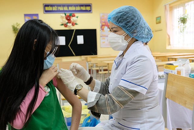 Đẩy nhanh hơn nữa tiến độ tiêm vaccine phòng Covid-19 bảo đảm an toàn, khoa học, hiệu quả. (Ảnh: Trần Minh)