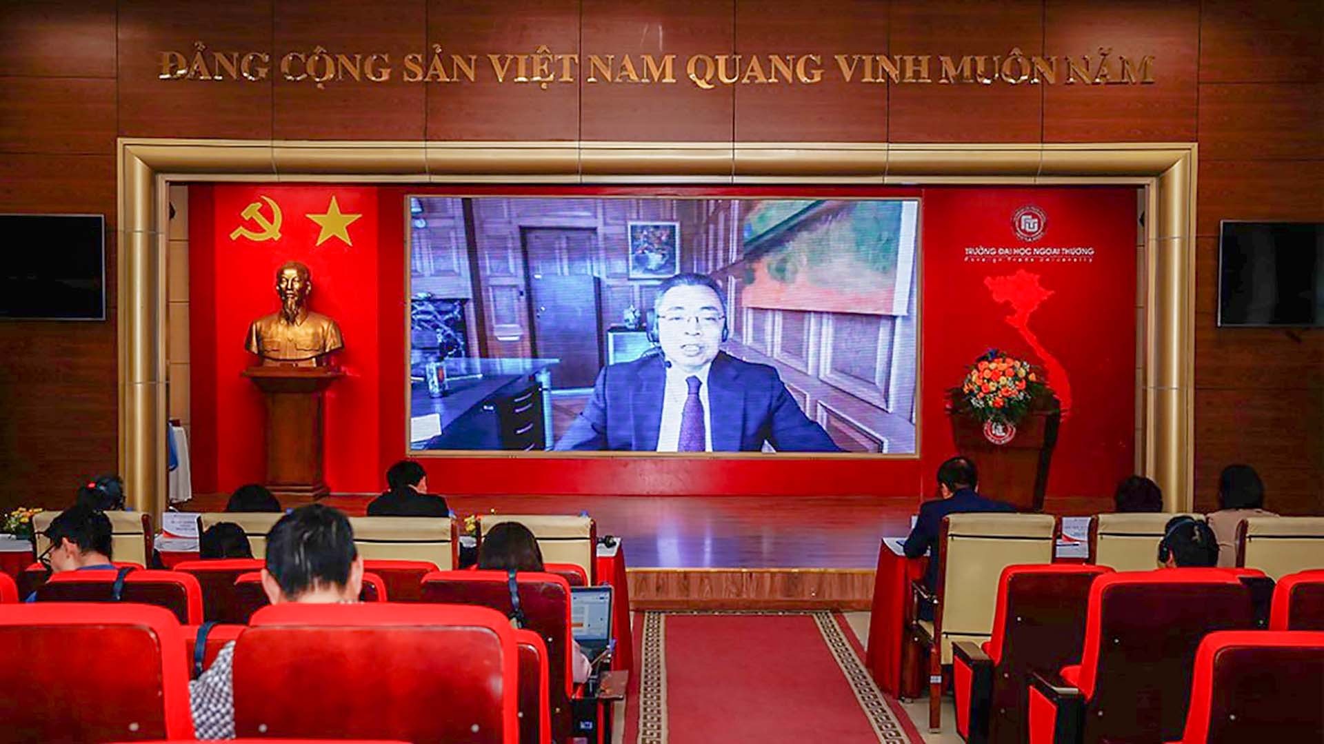 Phó Tổng giám đốc WTO, Đại sứ Xiangchen Zhang phát biểu trực tuyến tại lễ ký Bản ghi nhớ giữa Phái đoàn Việt Nam tại Geneva và Đại học Ngoại thương, ngày 4/11.