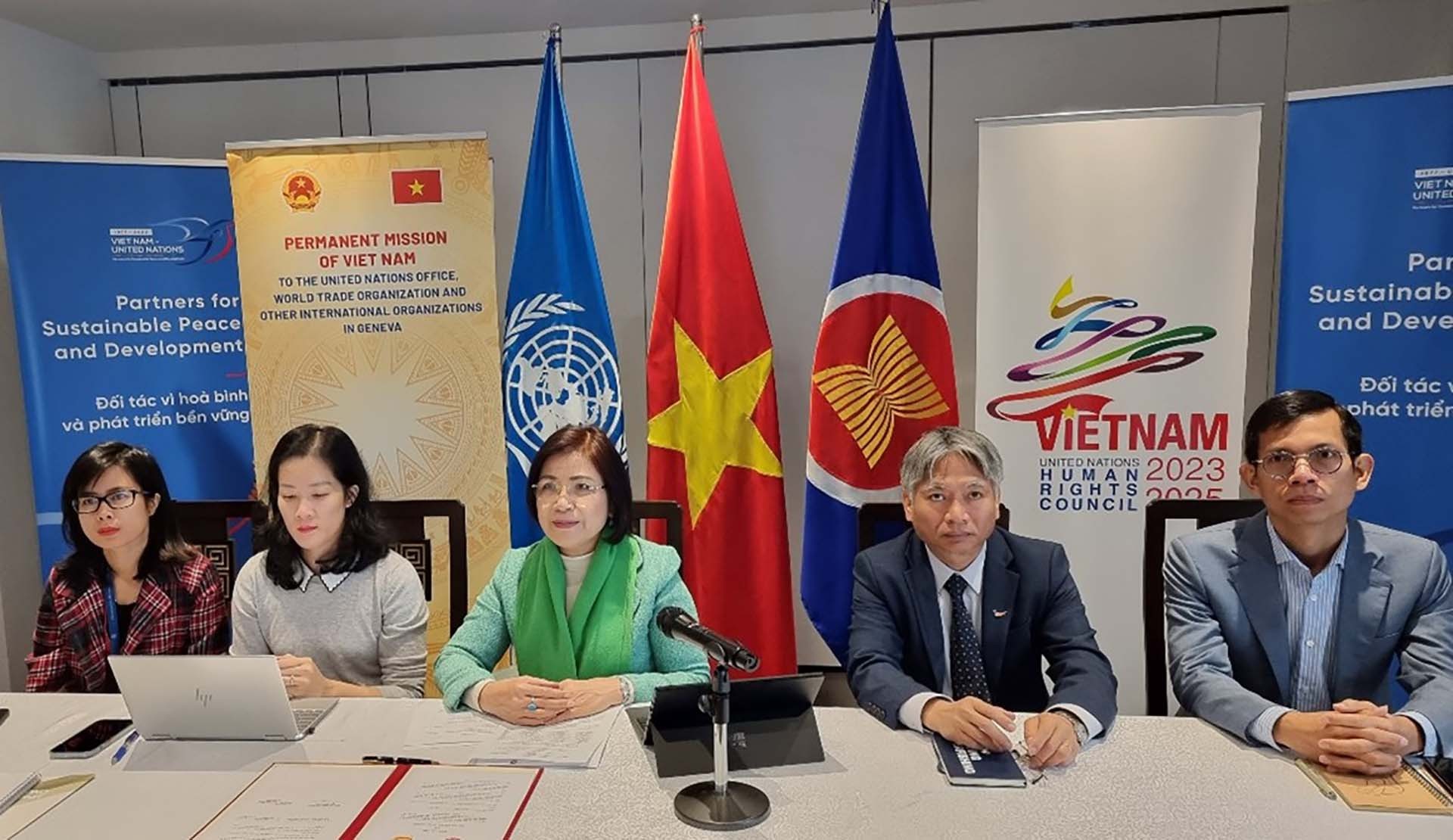 Đại sứ TS. Lê Thị Tuyết Mai và đại diện cán bộ Phái đoàn Việt Nam tại Geneva tham dự lễ ký Bản ghi nhớ giữa Phái đoàn và Đại học Ngoại thương (FTU) và Hội thảo quốc tế trực tuyến, Geneva, ngày 4/11. (Nguồn: Phái đoàn Việt Nam tại Geneva)
