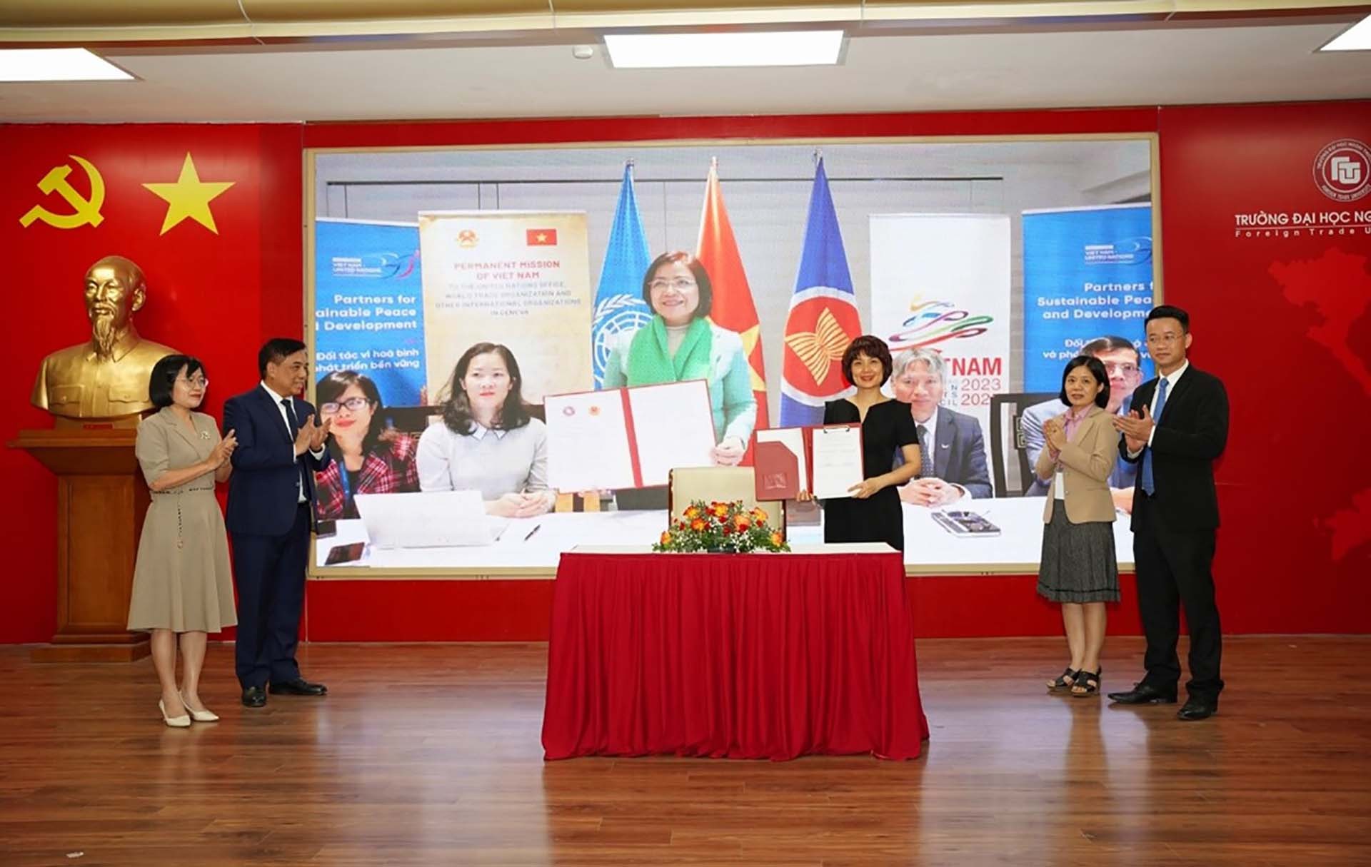 Đại sứ  Lê Thị Tuyết Mai ký Bản ghi nhớ giữa Phái đoàn Việt Nam tại Geneva và Đại học Ngoại thương (FTU) về hợp tác, hỗ trợ FTU tham gia Chương trình WTO Chair (Ảnh: Đại học Ngoại thương, Hà Nội)