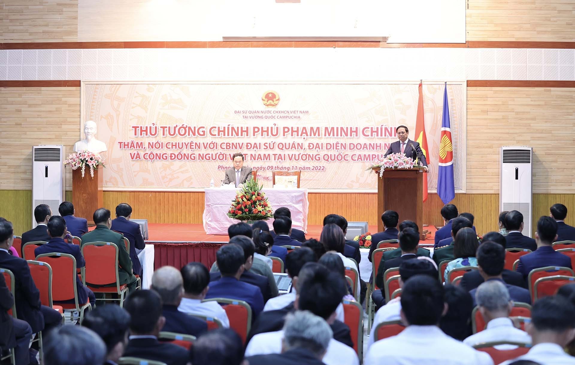 Thủ tướng Phạm Minh Chính gặp gỡ cán bộ nhân viên Đại sứ quán, đại diện doanh nghiệp và cộng đồng người Việt Nam tại Campuchia