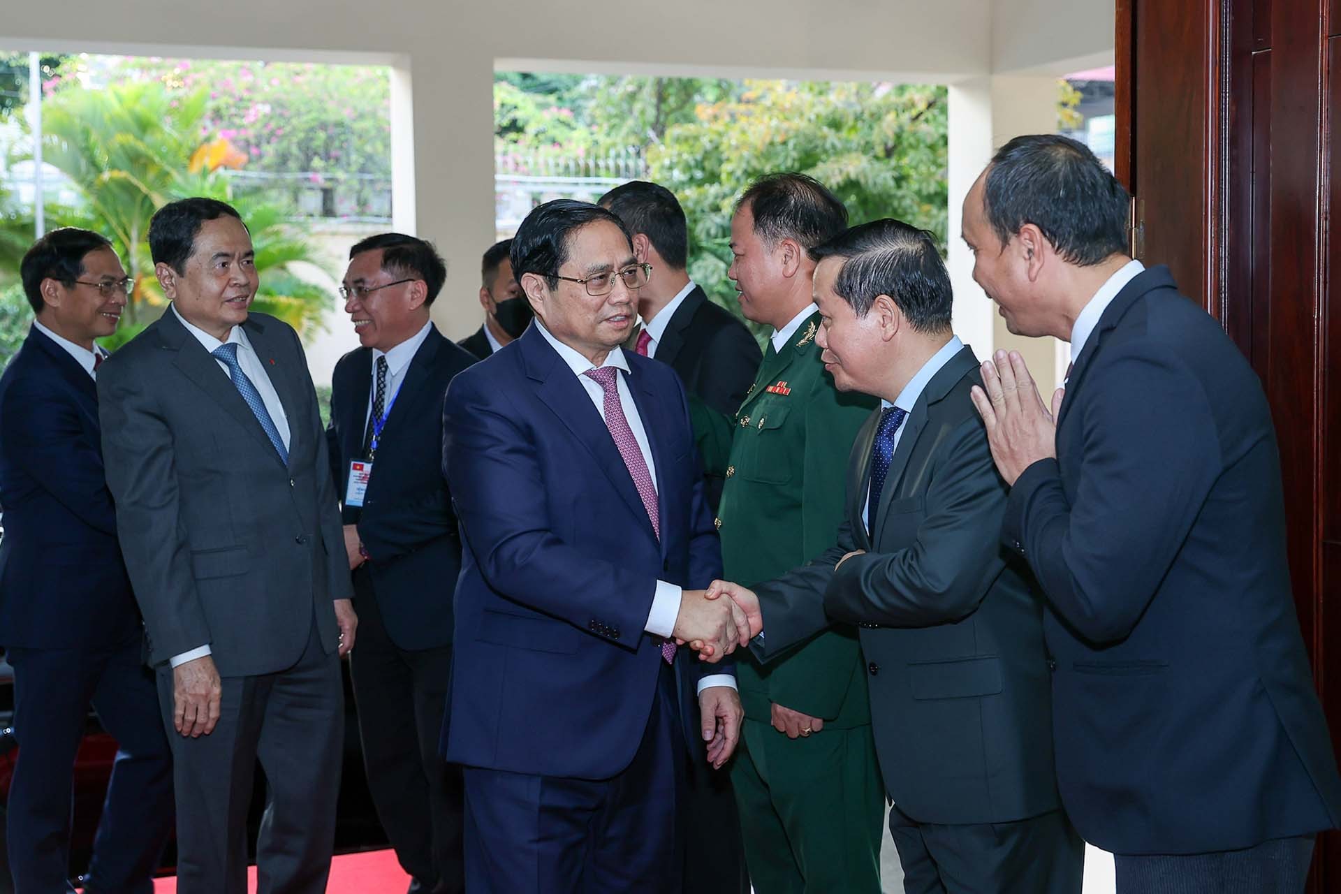 Thủ tướng Phạm Minh Chính gặp gỡ cán bộ nhân viên Đại sứ quán, đại diện doanh nghiệp và cộng đồng người Việt Nam tại Campuchia