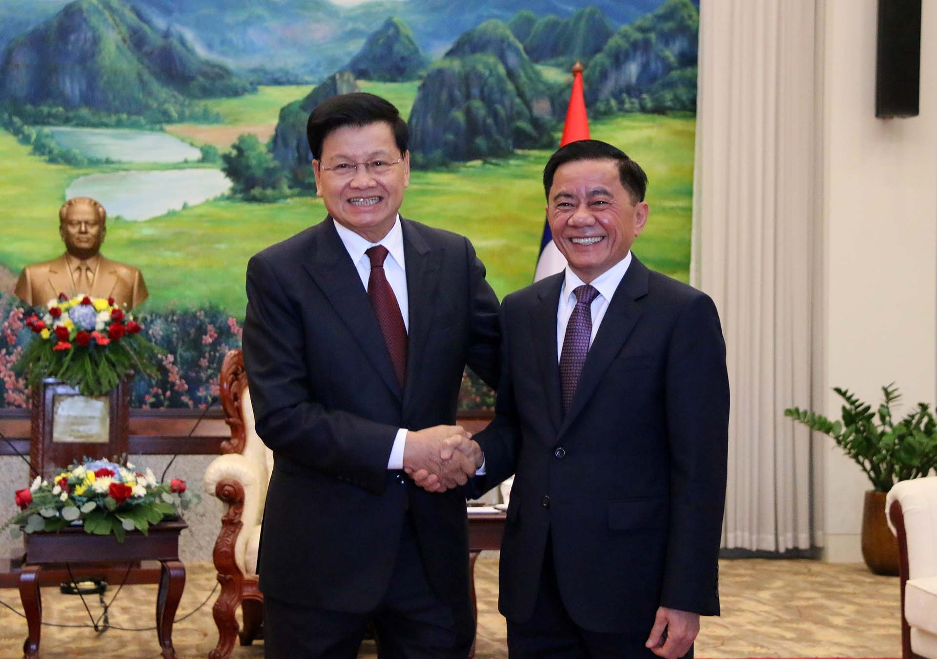 Tổng Bí Thư, Chủ tịch nước Lào Thongloun Sisoulith tiếp Chủ nhiệm Ủy ban Kiểm tra Trung ương Trần Cẩm Tú. (Nguồn: TTXVN)