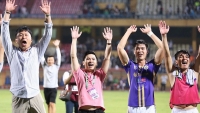 V-League 2022: Các thành viên CLB Hà Nội ăn mừng tưng bừng trên sân Hàng Đẫy