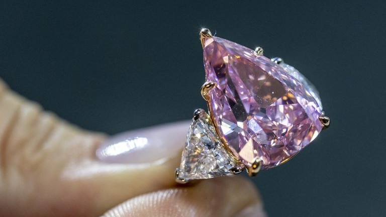 Viên kim cương hồng hiếm gặp hình quả lê được mua với giá gần 30 triệu USD
