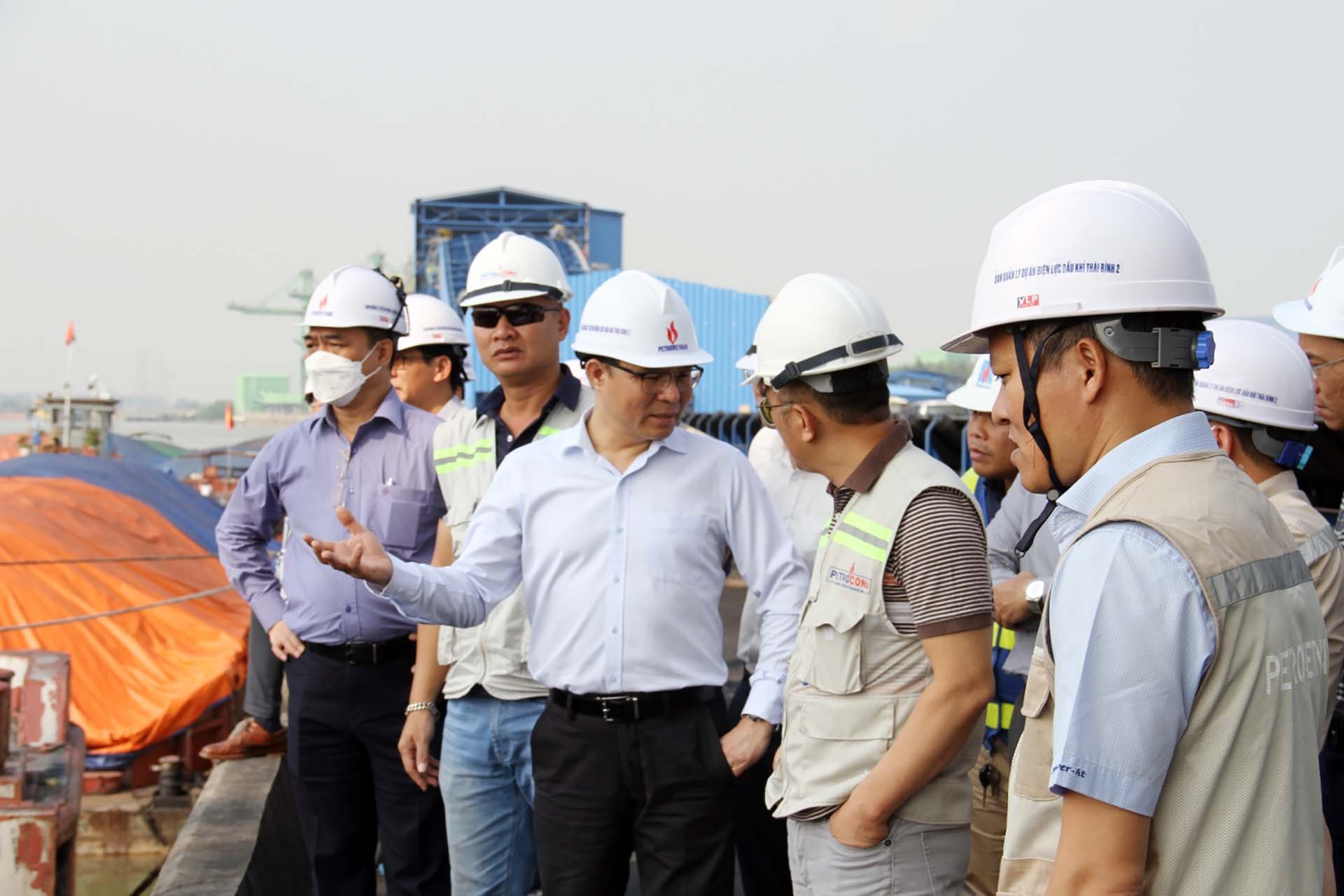 Tổng giám đốc PetroVietnam Lê Mạnh Hùng kiểm tra tiến độ vận hành cảng nhận than NMNĐ Thái Bình 2.
