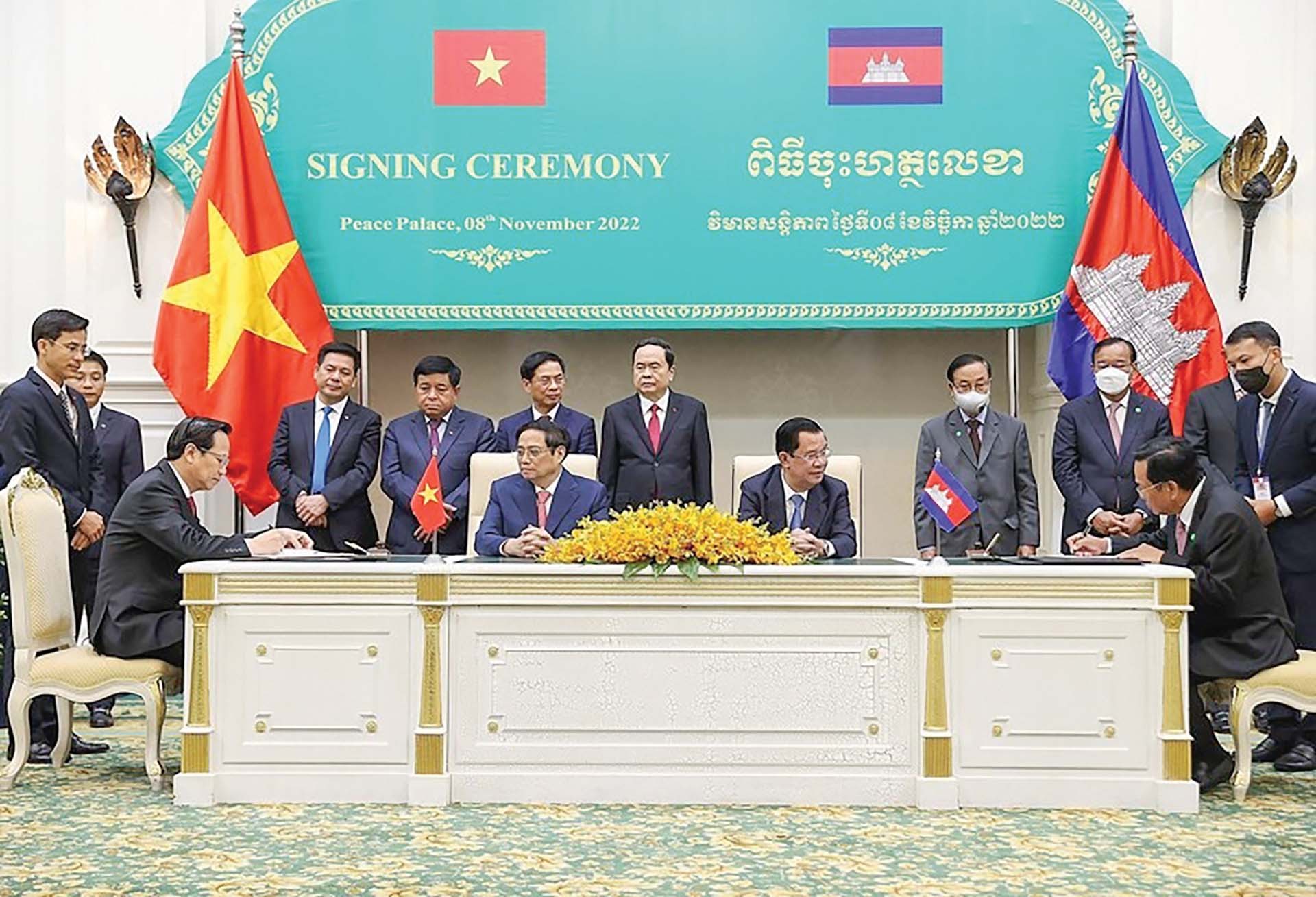 Hai Thủ tướng chứng kiến Lễ ký kết các văn kiện hợp tác. (Nguồn: VGP)