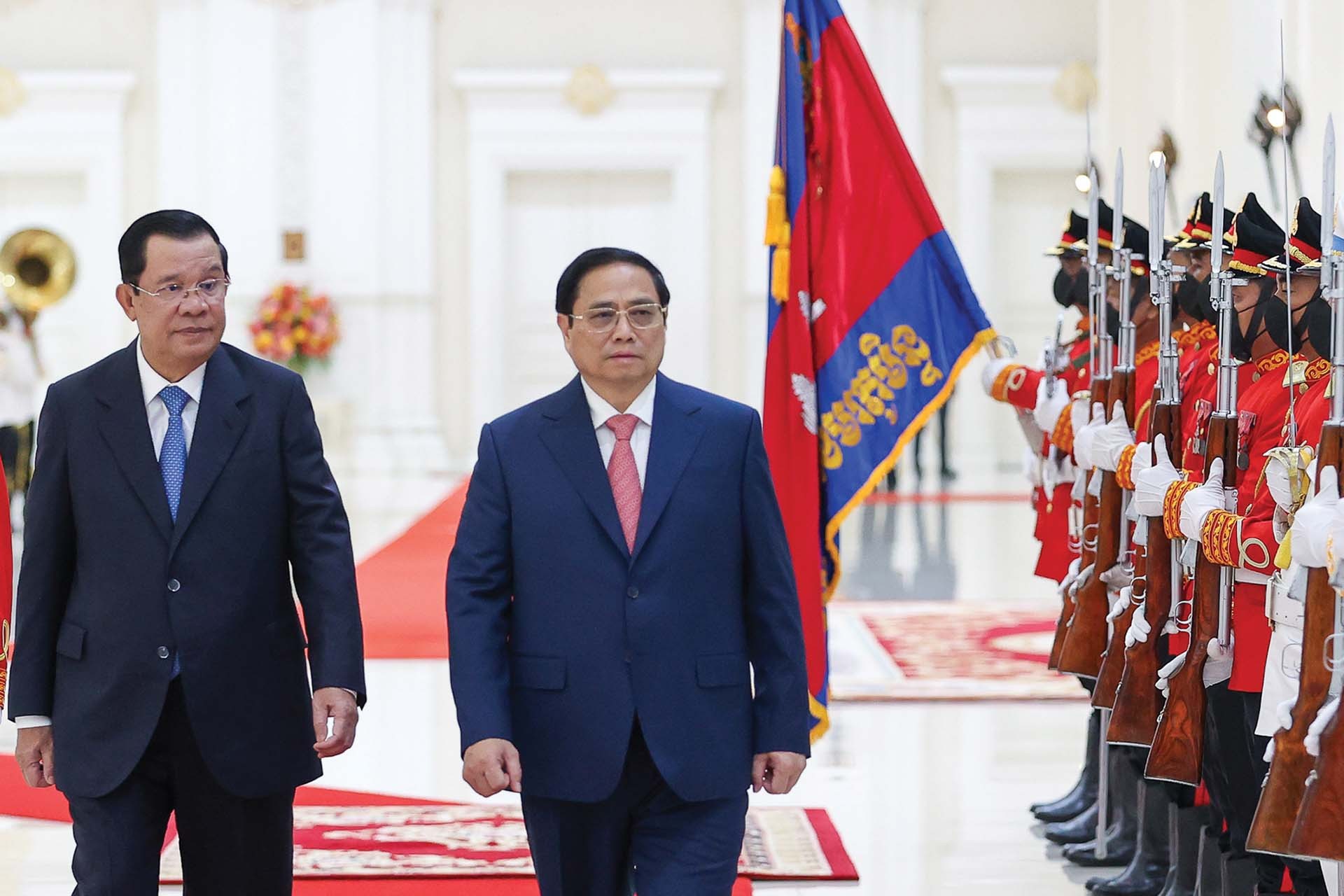 Thủ tướng Phạm Minh Chính và Thủ tướng Vương quốc Campuchia Samdech Techo Hun Sen duyệt đội danh dự Quân đội Hoàng gia Campuchia, ngày 8/11. (Nguồn: TTXVN)