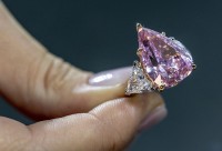 Viên kim cương hồng hiếm gặp hình quả lê được mua với giá gần 30 triệu USD