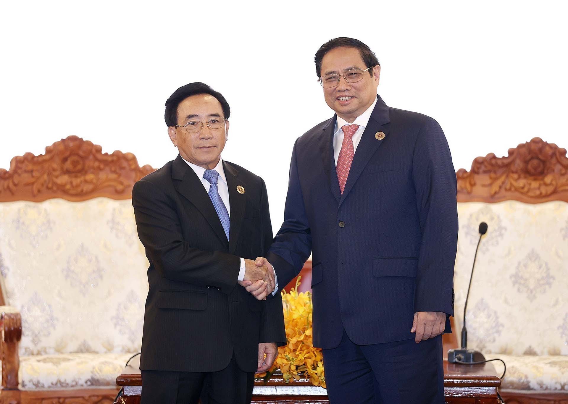 Thủ tướng Phạm Minh Chính gặp Thủ tướng Lào Phankham Viphavanh. (Nguồn: TTXVN)