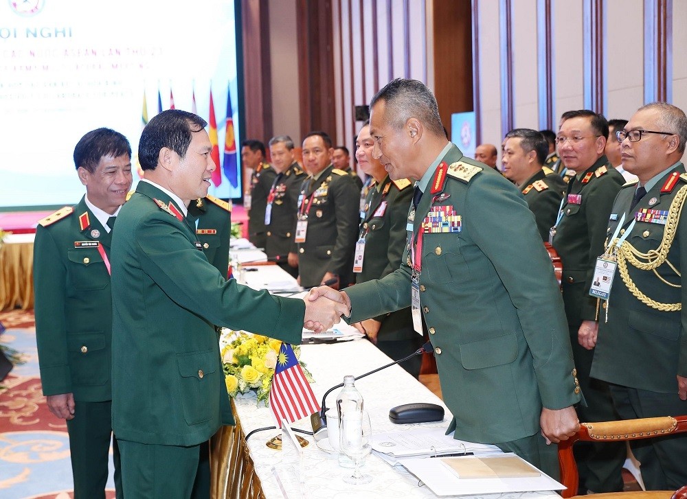 (11.10) Thượng tướng Nguyễn Tân Cương bắt tay với các Tư lệnh Lục quân ASEAN tại ACAMM. (Nguồn: TTXVN)