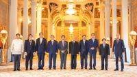 Thủ tướng Phạm Minh Chính cùng lãnh đạo các nước ASEAN tiếp kiến Quốc vương Campuchia