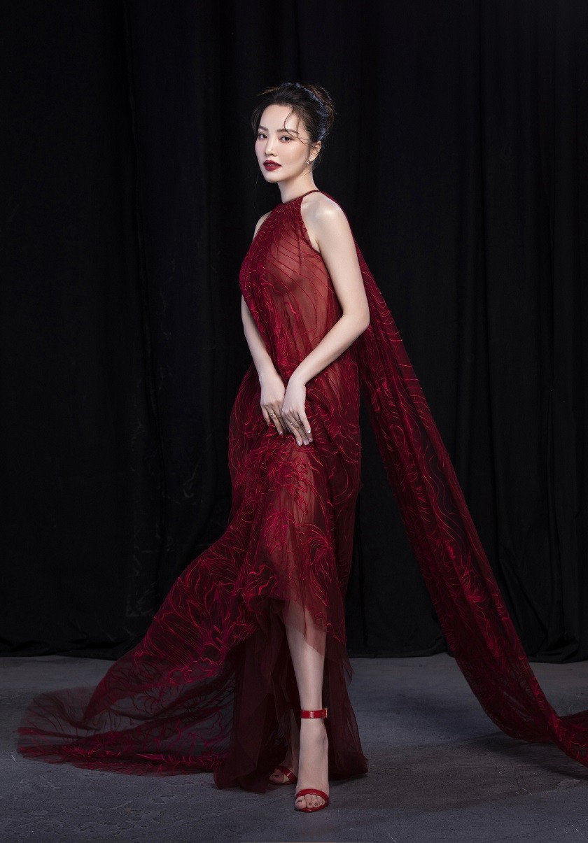 Trong bộ ảnh thời trang mới, á hậu Thụy Vân thử nghiệm những kiểu váy áo mang phong cách Á Đông, giúp cô trở nên quyến rũ, bí ẩn như các mỹ nhân cổ trang.