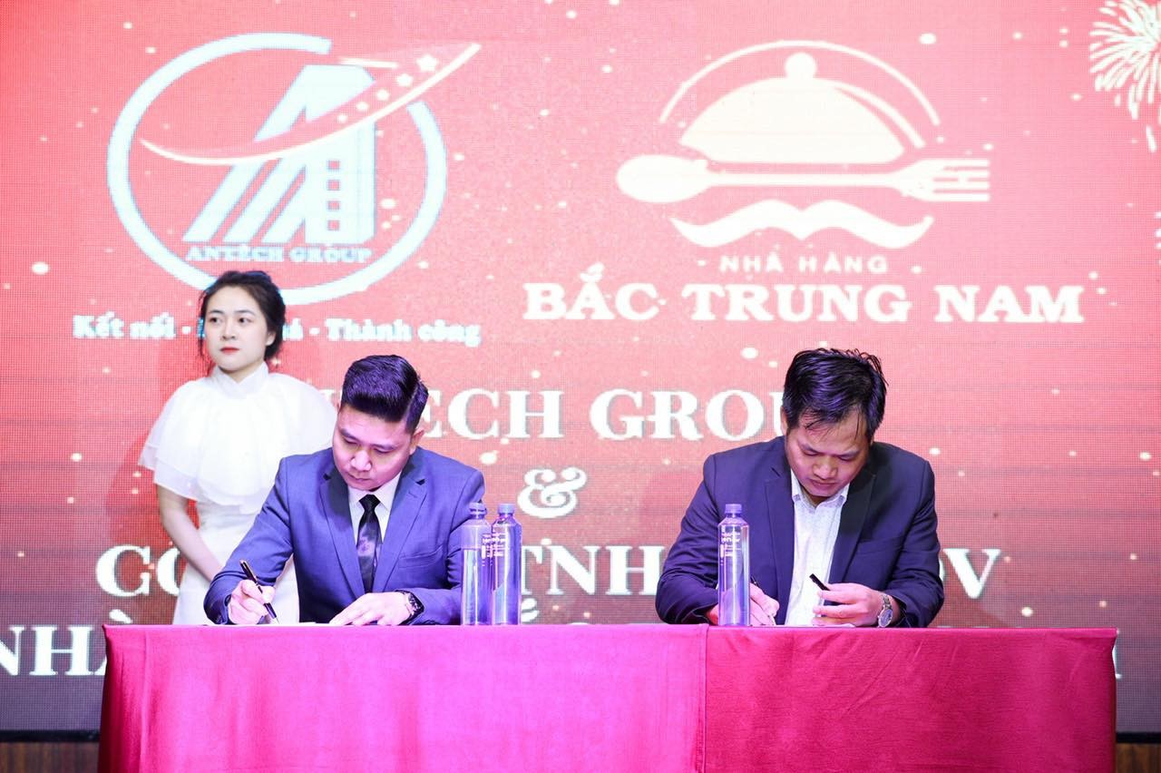 Ông Phạm Ngọc Chiến - Tổng Giám đốc Công ty CP Đầu tư Antech Group ký kết với Công ty Thành viên Phát triển chuỗi nhà hàng Bắc Trung Nam