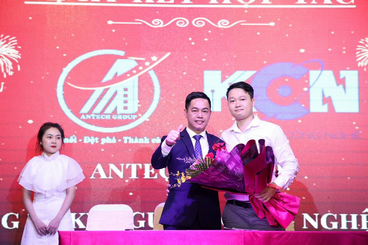 Ông Phạm Ngọc Chiến - Tổng Giám đốc Công ty CP Đầu tư Antech Group ký kết với Công ty Thành viên Kỷ nguyên Công nghệ KCN