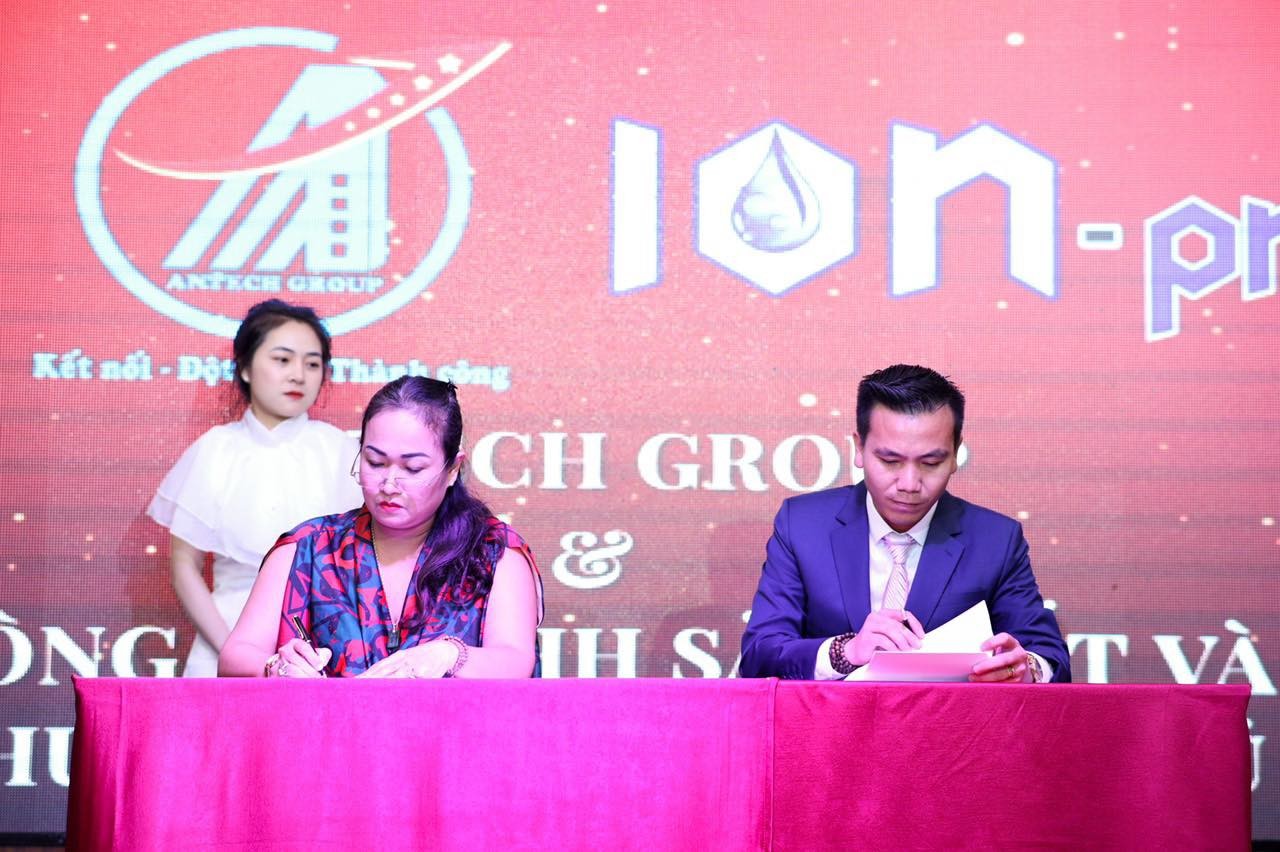 Ông Phạm Ngọc Chiến - Tổng Giám đốc Công ty CP Đầu tư Antech Group ký với đối tác Ion Pro phân phối nước tại /TP Hà Nội và TP HCM
