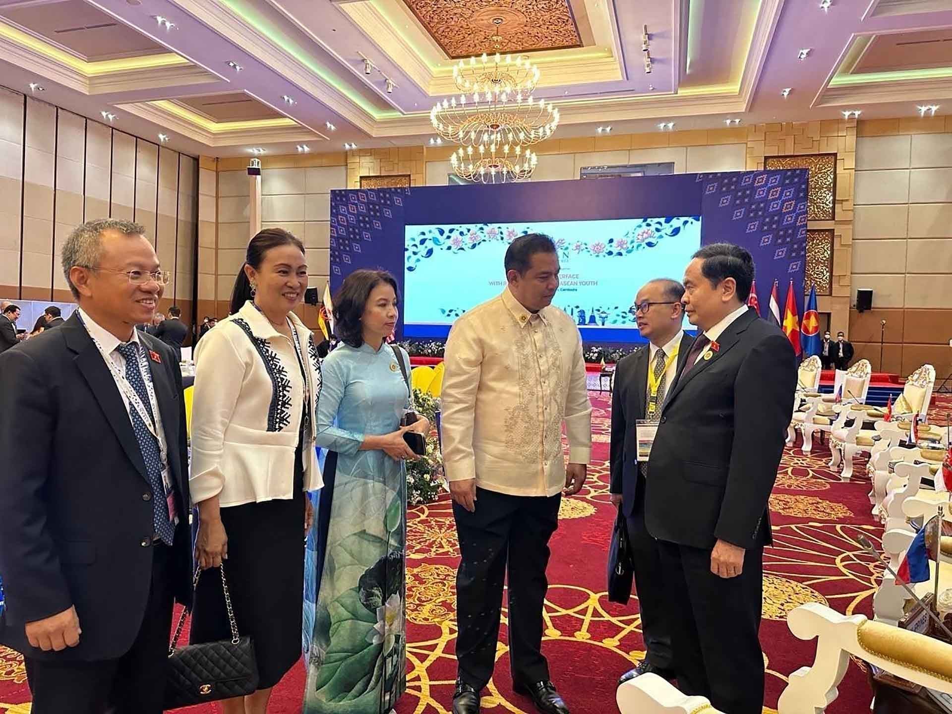 Phó Chủ tịch Thường trực Quốc hội Trần Thanh Mẫn gặp Chủ tịch Hạ viện Philippines Ferdinand Martin Gomez Romualdez. (Nguồn: TTXVN)