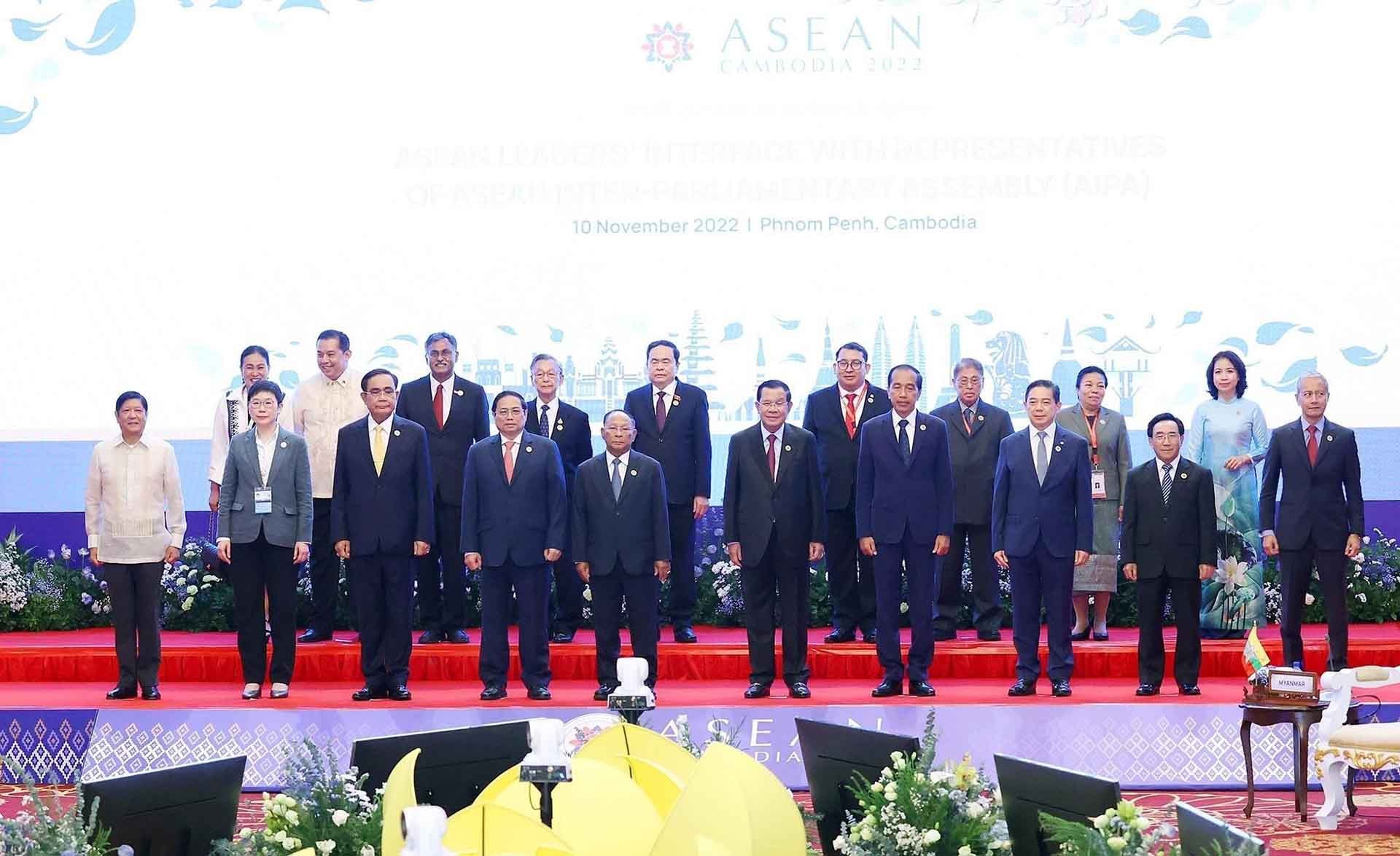 Thủ tướng Phạm Minh Chính và các nhà lãnh đạo ASEAN với đại diện Đại hội đồng Liên nghị viện ASEAN chụp ảnh chung. (Nguồn : TTXVN)