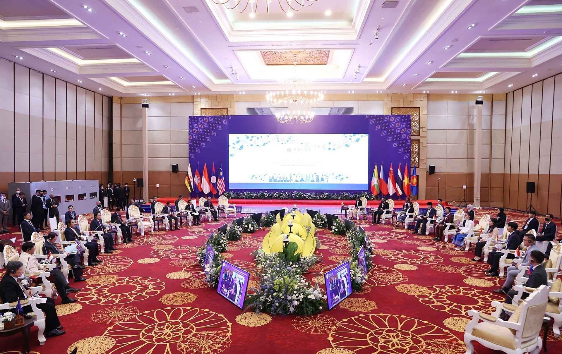 Thủ tướng Phạm Minh Chính và các nhà lãnh đạo ASEAN với đại diện thanh niên ASEAN. (Nguồn: TTXVN)