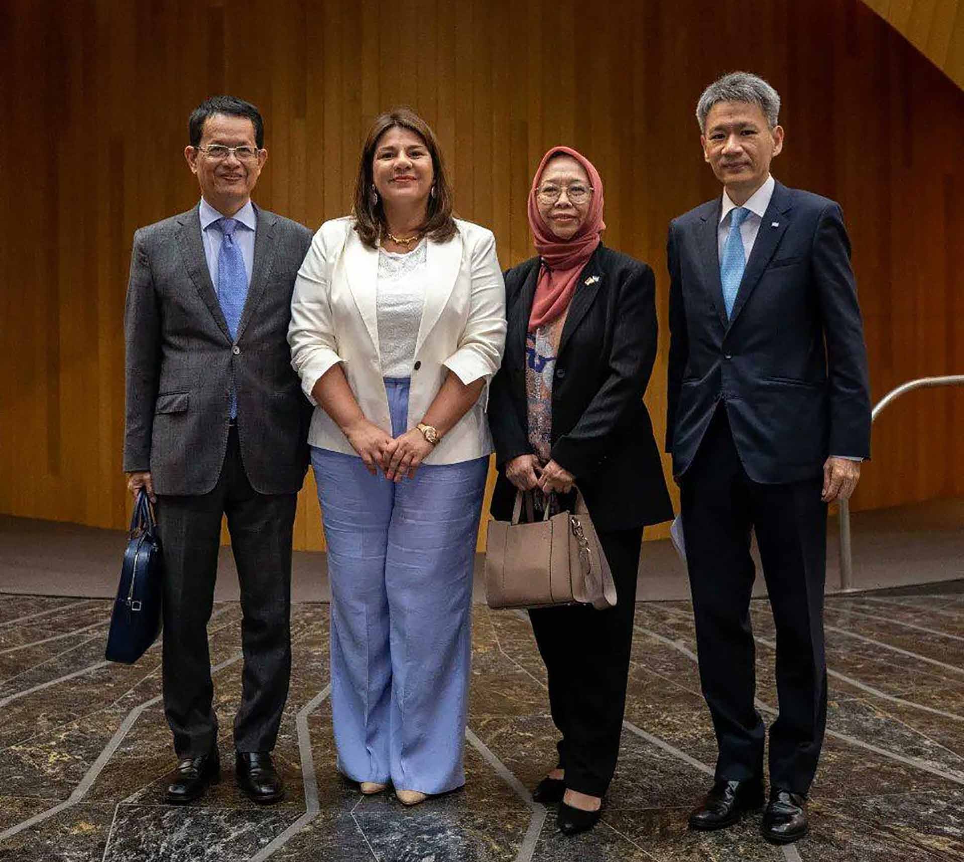 Đại sứ các nước ASEAN cùng bà Nadia Fernandez, Phó Chủ tịch Thường trực Cơ quan lập pháp Cordoba. 