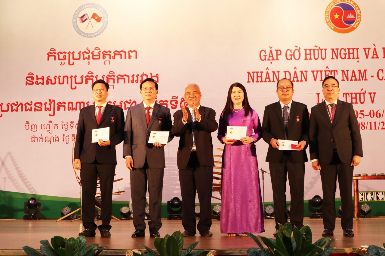Giao lưu nhân dân ấm tình hữu nghị Việt Nam-Campuchia