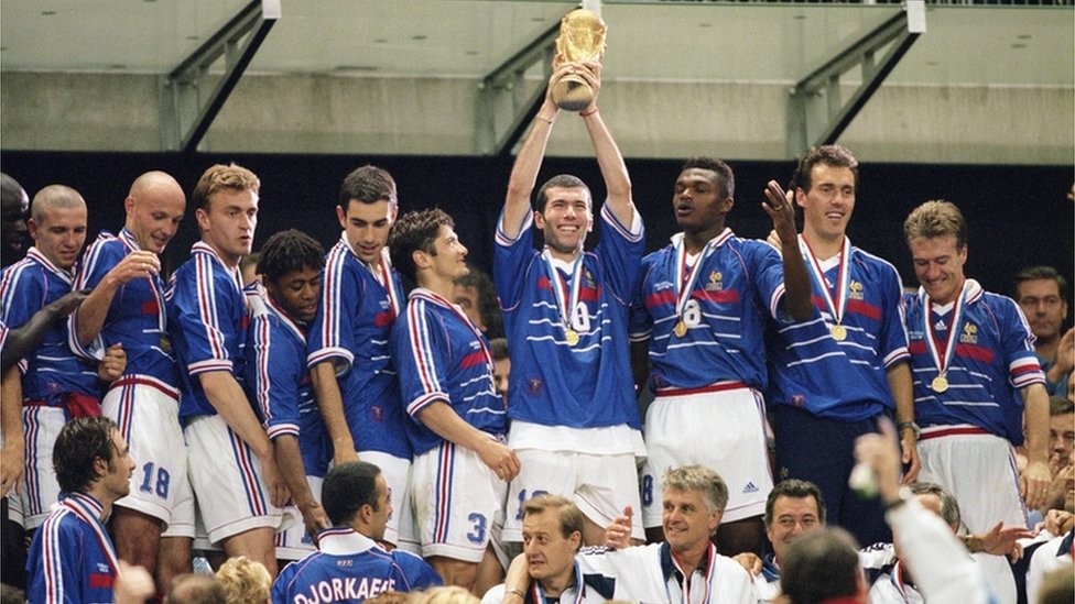 Zinedine Zidane nâng cúp sau chiến thắng trong trận chung kết World Cup năm 1998 