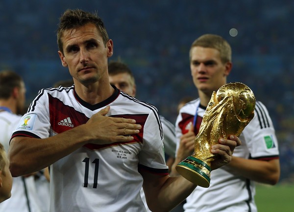 Hình 6: Klose nắm giữ chiếc cúp vô địch thế giới sau trận chung kết World Cup 2014 với Argentina (Nguồn: Reuters)