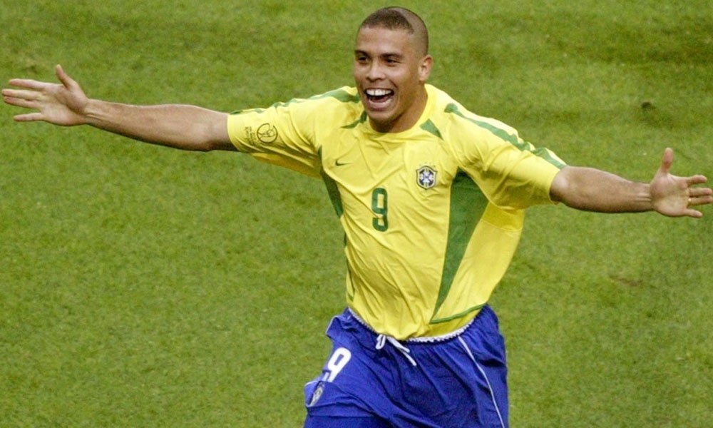 Ronaldo của Brazil ăn mừng sau khi ghi bàn vào lưới Thổ Nhĩ Kỳ trong trận bán kết World Cup của họ ở Saitama, Nhật Bản, vào ngày 26 tháng 6 năm 2002 