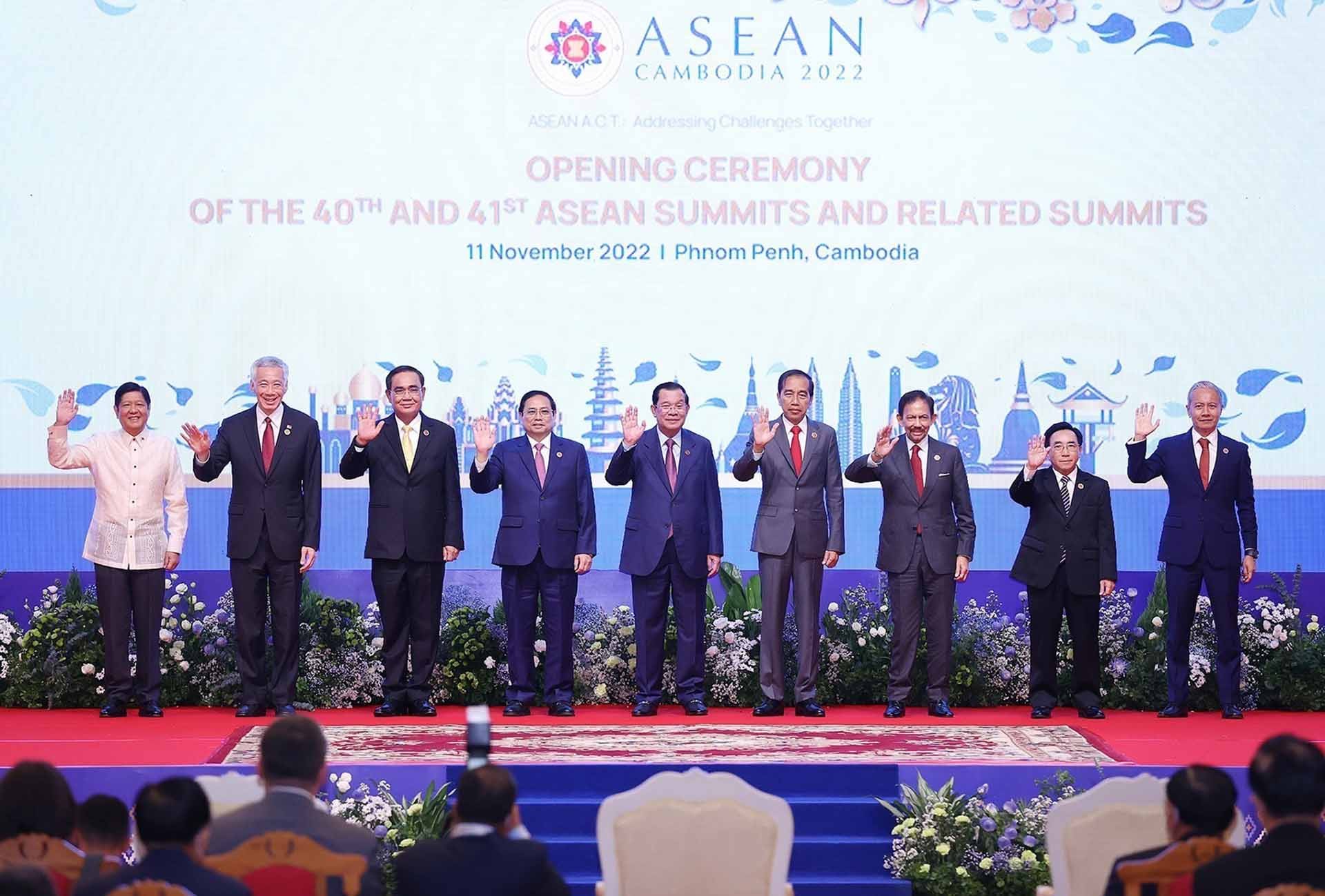 Thủ tướng Phạm Minh Chính và trưởng đoàn các nước ASEAN chụp ảnh chung tại lễ khai mạc. (Nguồn: TTXVN)
