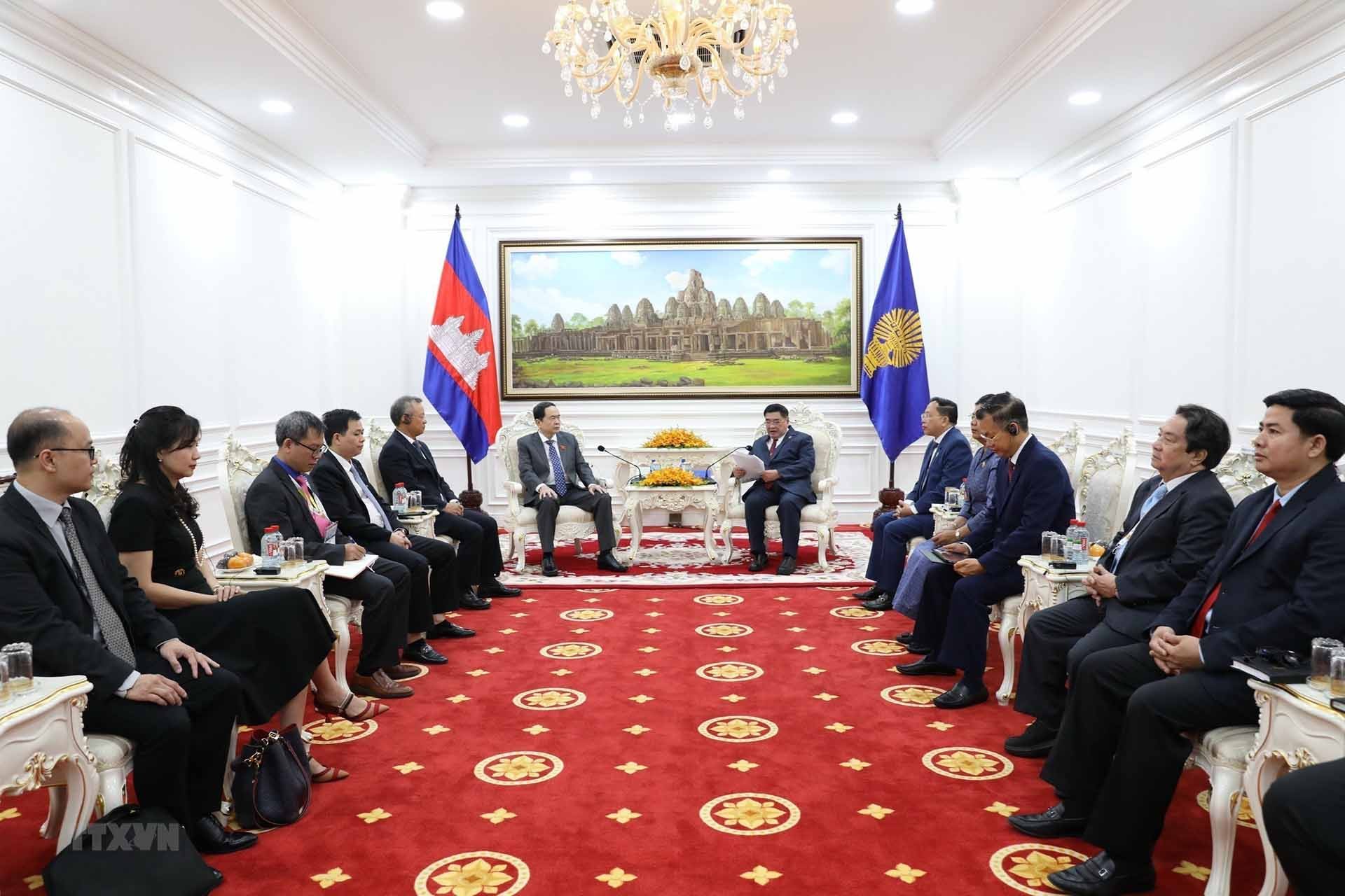 Phó Chủ tịch thường trực Quốc hội Trần Thanh Mẫn hội đàm với Phó Chủ tịch Thứ nhất Quốc hội Campuchia Cheam Yeap. (Nguồn: TTXVN)
