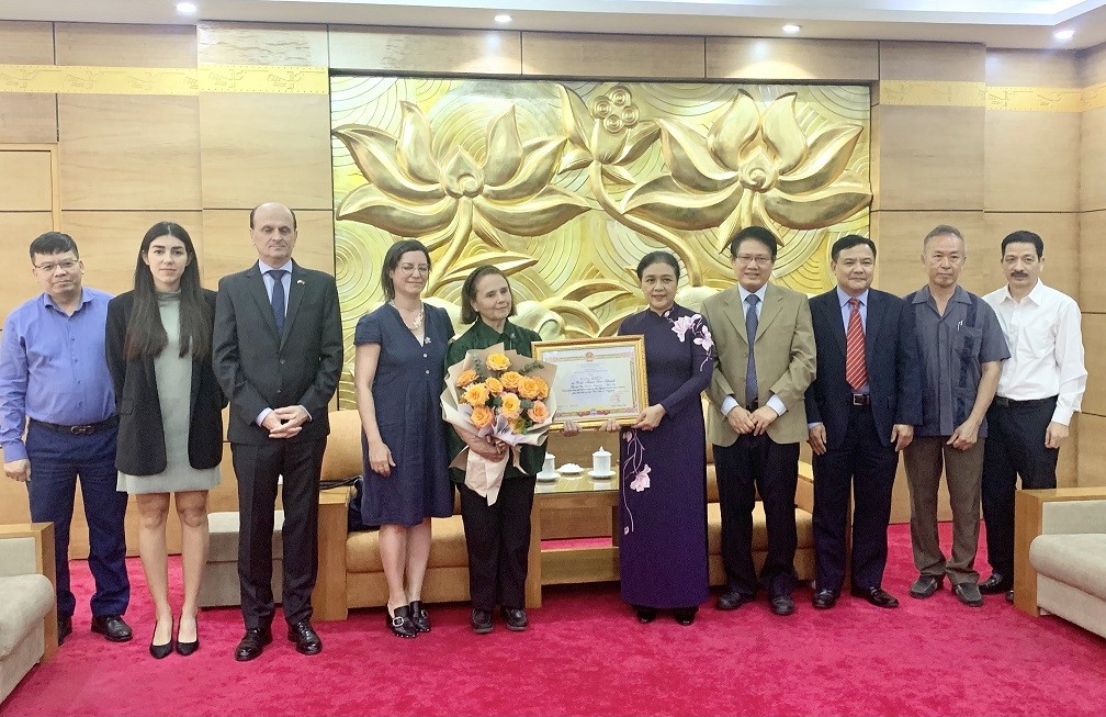 VUFO tặng Bằng khen cho Chủ tịch Viện Văn hóa Argentina-Việt Nam