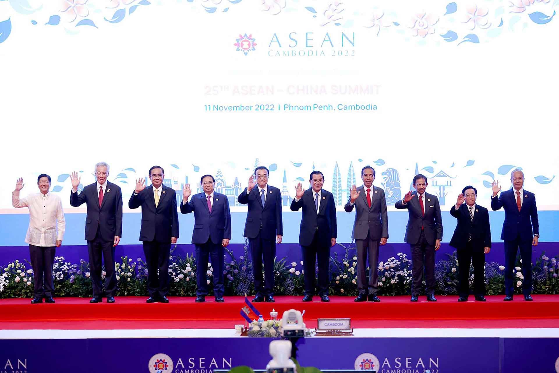 Trưởng đoàn các nước ASEAN và Thủ tướng Trung Quốc Lý Khắc Cường chụp ảnh chung. (Nguồn: VGP)