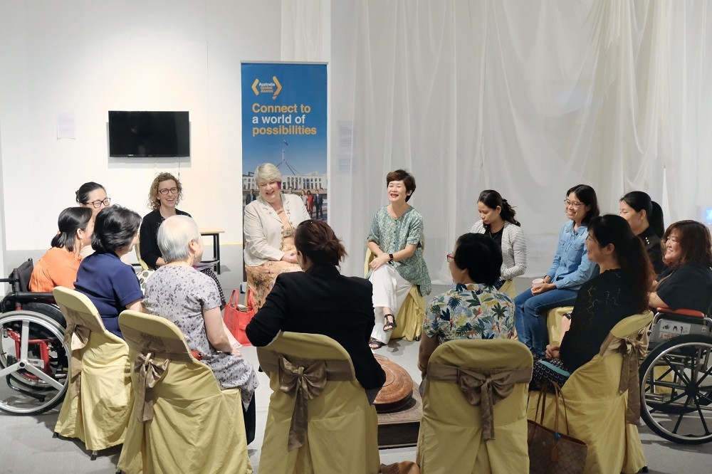  Đại sứ Australia về Phụ nữ và Trẻ em gái Christine Clarke (người mặc áo vest trắng) tại buổi gặp với nhóm cựu sinh Australia để thảo luận về  giới và chủ đề phụ nữ trong lãnh đạo (Nguồn: Đại sứ quán Australia tại Việt Nam)