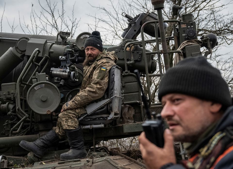 Binh sĩ Ukraine chuẩn bị bắn pháo tự hành 2S7 Pion vào một vị trí trên chiến tuyến ở khu vực Kherson, Ukraine, ngày 9/11. (Nguồn: Reuters)