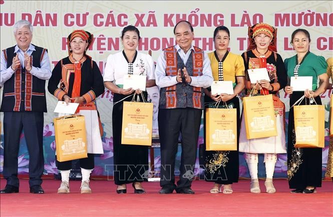 Chủ tịch nước Nguyễn Xuân Phúc tặng quà cho các gia đình tiểu biểu.
