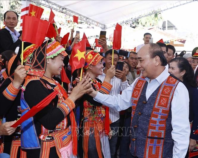Chủ tịch nước Nguyễn Xuân Phúc với đồng bào dự Ngày hội Đại đoàn kết toàn dân tộc tại liên khu dân cư.