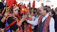 Chủ tịch nước Nguyễn Xuân Phúc dự Ngày hội Đại đoàn kết toàn dân tộc tại huyện Phong Thổ, tỉnh Lai Châu