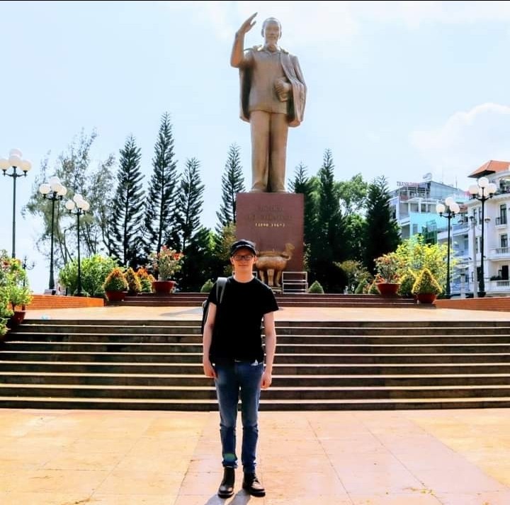 “Bức ảnh này là lần thứ hai tôi đến thăm Việt Nam. Tại đây, tôi đứng trước tượng đài Bác Hồ ở Ninh Kiều, TP. Cần Thơ. Bức tượng này là bức tượng mà tôi nhớ rất rõ, trong lần đầu tiên về thăm Việt Nam, tôi đã hỏi Bác Hồ là ai, và tại sao mọi người lại thích Bác đến vậy?”, Kyril kể.