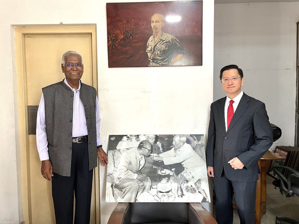 Đại sứ Nguyễn Thanh Hải chụp ảnh với Tổng Bí thư D. Raja tại phòng truyền thống của CPI.