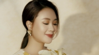 Sao Việt: Hồng Diễm đọ sắc cùng hoa, Jennifer Phạm khoe chân dài miên man